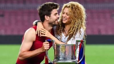 Gerard Piqué y Shakira, en una foto en el Camp Nou con una copa.