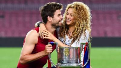 Gerard Piqué y Shakira, en una foto en el Camp Nou con una copa.