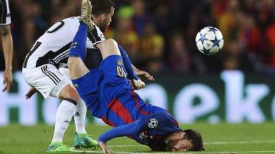 Lionel Messi impactó con la cara en el césped del Camp Nou. Foto EFE