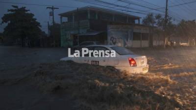 En el Valle de Sula, la intensa lluvia inició alrededor de las 5:30 de la tarde y se prolongó hasta las 6:00 de la tarde aproximadamente.