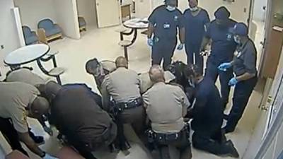 Un video muestra como varios policías se encontraban sujetando a Irvo Otieno cuando falleció por “asfixia”.