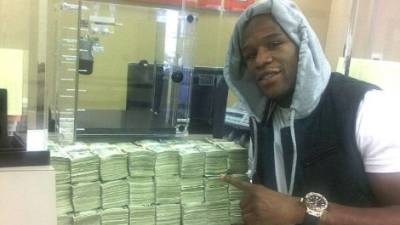 El boxeador estadounidense Floyd Mayweather es el deportista más rico, según Forbes.