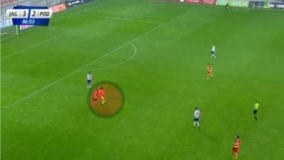 Richard Zajac, arquero del Pobdeskidzie, quizo emular al recordado golero colombiano René Higuita y abandonó a tiempo su arco ante un avance enemigo. Sin embargo, fue protagonista de un grosero error. Le metieron el gol. Foto YouTube.