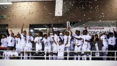 Los jugadores del Olimpia celebrando con el trofeo de campeones de la Liga Concacaf. Foto Raquel Vargas/Ticodeporte