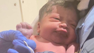 La pequeña Mía fue trasladada al hospital junto a su madre tras el inesperado parto en el aeropuerto de Miami./GoFundMe.