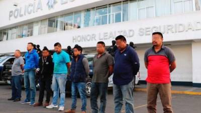 Las autoridades arrestaron a ocho mexicanos, acusados del secuestro de 159 migrantes centroamericanos./Twitter.