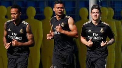 James Rodríguez(derecha) se presentó a entrenar con Militao y Casemiro.