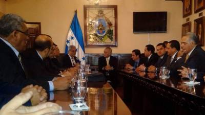 Los miembros de la Junta Nominadora entregan al Congreso la lista de los 45 candidatos a magistrados de la Corte Suprema de Justicia.