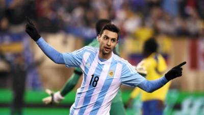 Argentina's defender Renzo Saravia controls the ball during a training session in Salvador, Bahia, Brazil on June 14, 2019 on the eve of the Copa America Group B football match against Colombia. (Photo by JUAN MABROMATA / AFP)