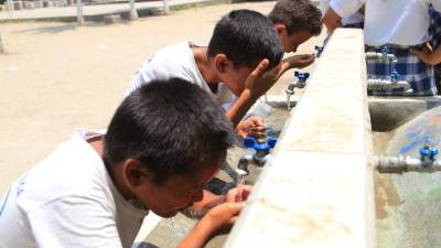 Escolares corren a la hora de recreo a refrescarse en la escuela Soledad Fernández. Fotos: Jordan Perdomo