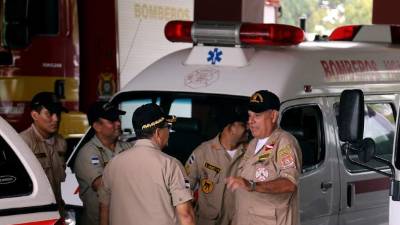 Cinco bomberos dialogan en la estación de Prado Alto. Foto: Yoseph Amaya.