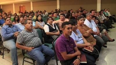 Directores de escuelas bilingües en reunión con la Secretaría de Educación.