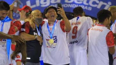 Pedro Troglio festejó a lo grande el tetracampeonato del Olimpia conseguido en el estadio Morazán.