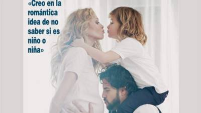 Paulina Rubio besa a su hijo Nicolas y su pareja Gerardo Bazúa.