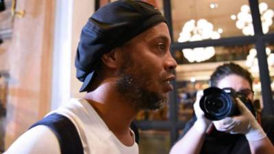 Después de un mes en prisión, Ronaldinho y su hermano fueron liberados, pero están cumpliendo la prisión domiciliaria en un hotel de Paraguay en lo que termina su proceso legal. Hoy se han revelado los lujos del exjugador brasileño.