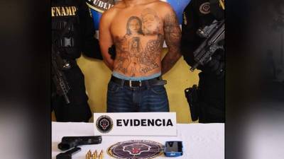 Al detenido se le decomisó una pistola con varios proyectiles.