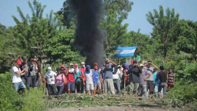 Por más de dos horas, la situación se tornó tensa en la entrada a la colonia 3 de Agosto, entre los invasores y autoridades policiales. Fotos: Javier Rosales.