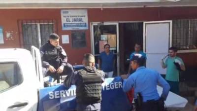 Los agentes heridos fueron llevados a una clínica.