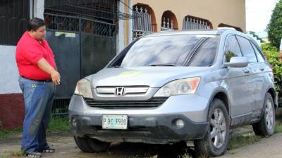 El vehículo de Rivera tiene dos impactos de bala en la puerta del conductor.