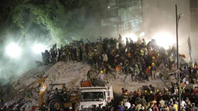 Cientos de mexicanos, entre brigadistas y voluntarios, continúan intentando rescatar a personas con vida de los edificios colapsados en Ciudad de México hoy, miércoles 20 de septiembre de 2017, tras un sismo de magnitud 7,1 en la escala de Richter. EFE