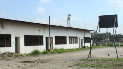 Las labores de demolición comenzaron en el plantel.