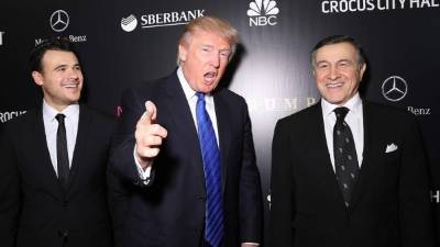 Los empresarios rusos Emin Agalarov y Aras Agalarov, que poseen los derechos de la franquicia de Miss Univeso en ese país, con Donald Trump durante el certamen de belleza realizado en Moscú en 2013.