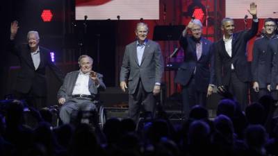 El expresidente Bush junto a los exmandatarios, Jimmy Carter, su hijo, George Bush, Bill Clinton y Barack Obama durante un evento en Texas.
