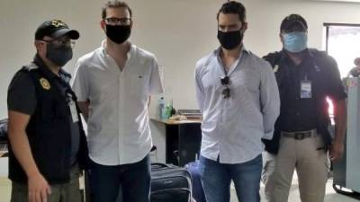 Luis Enrique y Ricardo Alberto Martinelli fueron detenidos cuando intentaban abordar un vuelo humanitario desde Guatemala a Panamá./Twitter.