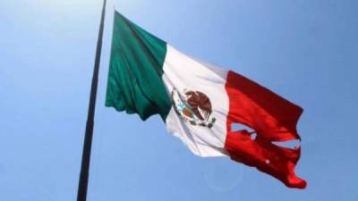 El incidente ocurre precisamente en el día en que se honra al pabellón nacional mexicano.