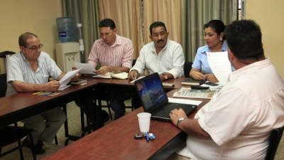 Miembros de la Cámara de Comercio de Puerto Cortés ayer analizaban la problemática que se genera en la Portuaria.