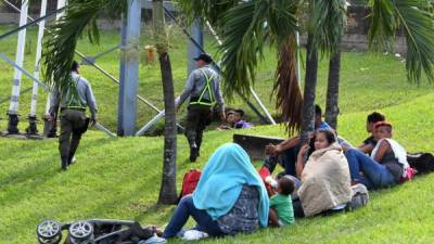 Migrantes hondureños comenzaron a llegar esta tarde a la terminal de buses de San Pedro Sula para unirse a una nueva caravana que busca llegar a EEUU./AFP.