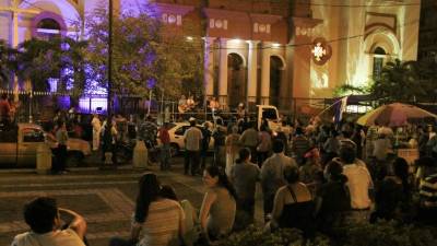 Los protestantes se situaron frente a la catedral.