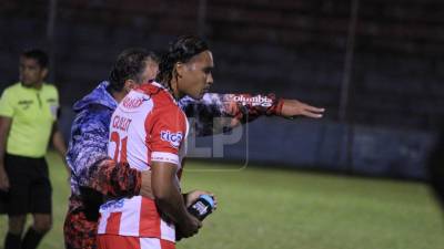 “Gullit” Peña recibiendo instrucciones por el técnico Fernando Mira segundos antes de ingresar al campo.