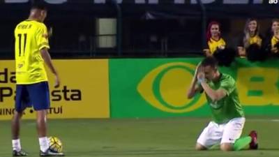 El rival le imploró de rodillas a Neymar que no lo dejara en ridículo.
