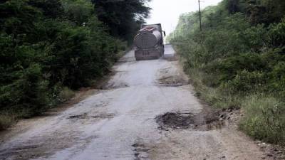 Según expertos, la carretera ya cumplió su vida útil, pues tiene más de 30 años de construida.