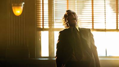 Las historia de “Guasón 2: Folie à Deux” parte con un Arthur Fleck internado en Arkham, a la espera de juicio por sus crímenes como Guasón.