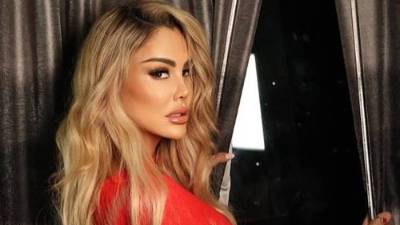 Azul, que consiguió el 49% de los votos, se convirtió en el segundo personaje eliminado de la noche, al quitarse su máscara se reveló que era Ninel Conde.