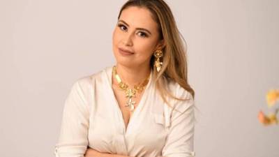 Jolibeth Sánchez, conocida por su habilidad para combinar elementos tradicionales con un toque contemporáneo, ha ganado reconocimiento internacional por sus exquisitas creaciones.