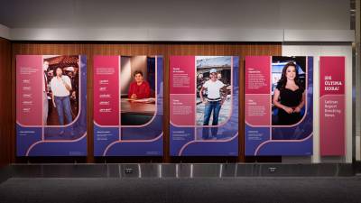 Fotografía cedida por el Museo Nacional de Historia Estadounidense donde aparecen los paneles informativos de las periodistas latinas (de izq. a dcha.) Lori Montenegro, Marilys Llanos, Ilia Calderón y Dunia Elver que forman parte la exposición ¡De última hora!: Latinas Report Breaking News mostrada en la sede del museo en Washington (EE. UU).