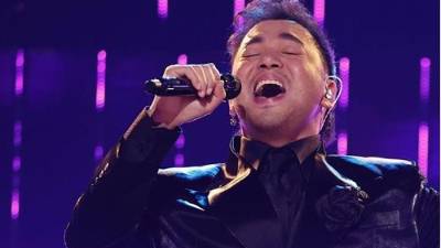 El ganador de la temporada 26 de ‘The Voice’, Sofronio Vásquez, ganó 100.000 dólares y un acuerdo de grabación con una disquera.