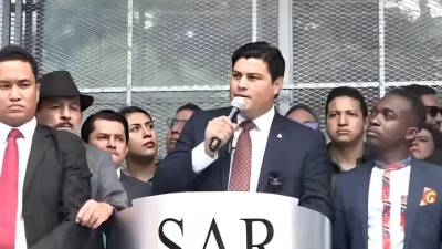 Marlon Ochoa, titular del SAR, compareció ante la prensa luego de su llegada.