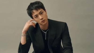 Jin de BTS ha estado muy ocupado desde que salió del ejército. Firmó como embajador de la marca GUCCI, asistió como relevista de la Flama Olímpica en los Juegos Olímpicos recién pasados y ha brindado múltiples entrevistas para revistas asiáticas.