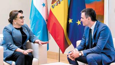 Fotografía muestra a la presidenta de Honduras, Xiomara Castro, y a su homólogo de España, Pedro Sánchez.