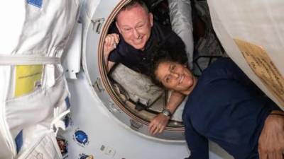 Los astronautas Butch Wilmore y Sunita Williams siguen varados en la EEI.