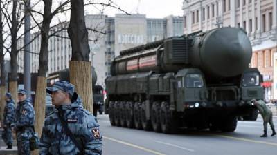 Un misil balístico RS Yars 24 ruso sobre un lanzador móvil.