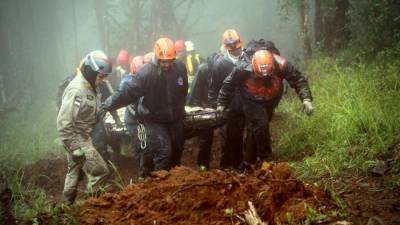 Rescatistas trasladan restos humanos tras EL fatal desenlace en Yerba Buena, montaña de Francisco Morazán.