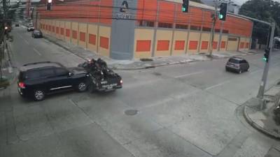 Fotografía muestra el momento en que una patrulla y una camioneta chocan en el barrio Guamilito de San Pedro Sula.