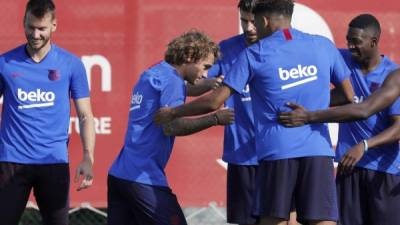 El delantero francés Antoine Griezmann se ejercitó este lunes junto a sus nuevos compañeros en el primer entrenamiento de pretemporada del FC Barcelona, tras su fichaje por el club azulgrana. Fotos AFP, EFE y FC Barcelona.