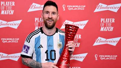 Messi con el trofeo MVP de la semifinal del Mundial de Qatar 2022.
