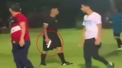 El árbitro se defendió con una pistola al ver que buscaban lincharlo.
